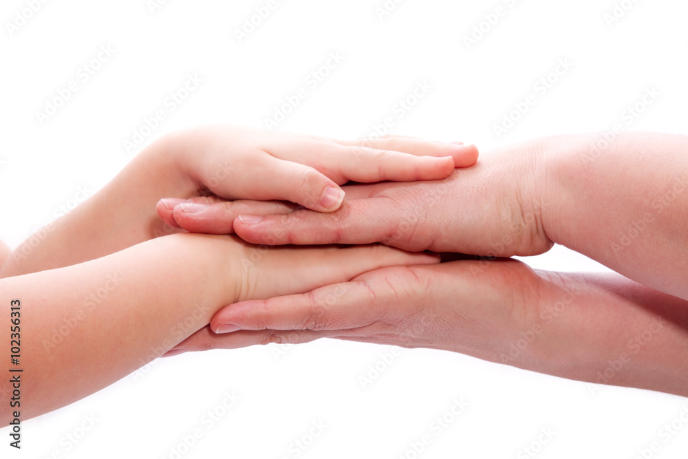 Familie legt Hände aufeinander Familie legt Hände aufeinander