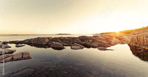 Εκτύπωση καμβά Sunrays over rocky coast during early morning