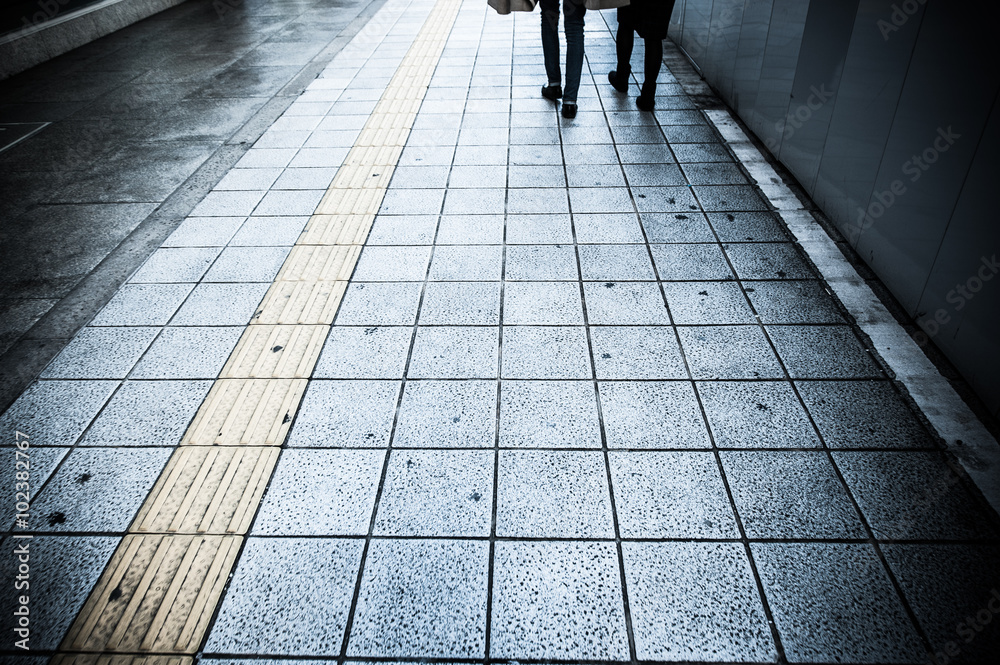 歩道を歩く人の影 後ろ姿 Stock Photo Adobe Stock 歩道を歩く人の影 後ろ姿 Stock Photo Adobe Stock