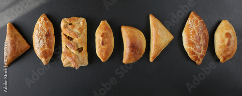 Foto Fresh baked pasties filled with vegetables ,chicken,meat and cha