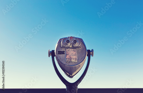Foto Coin-operated viewer against the blue sky