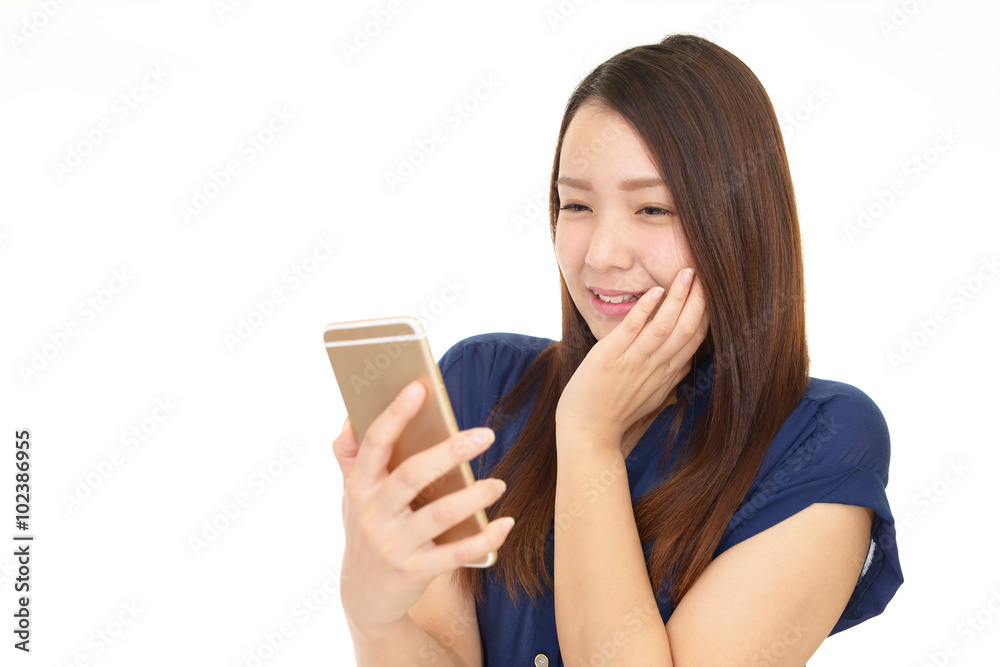 スマートフォンを持つ女性 スマートフォンを持つ女性