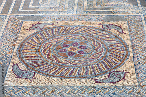 Foto Close-up of a decorative Roman tessera mosaic pavement in the peristyle of the House of Fountains