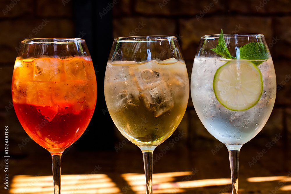 Fotografia Cocktails: aperol spritz, sprizz (spriss), Martini royale