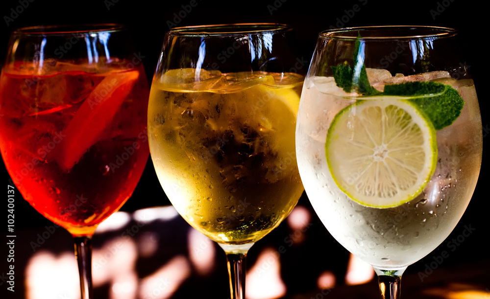 Φωτογραφία Cocktails: aperol spritz, sprizz (spriss), Martini royale