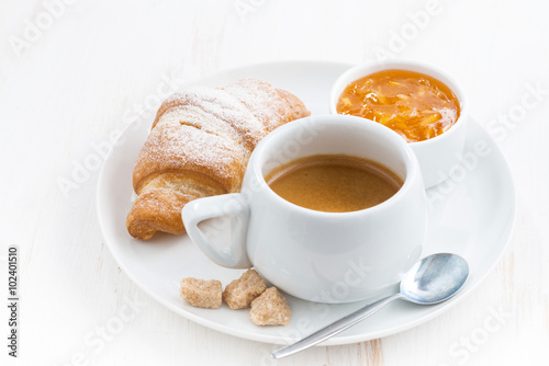 Fototapeta Naklejka Na Ścianę i Meble -  traditional breakfast with coffee and fresh croissants