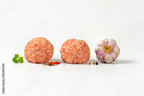 raw meatballs and garlic