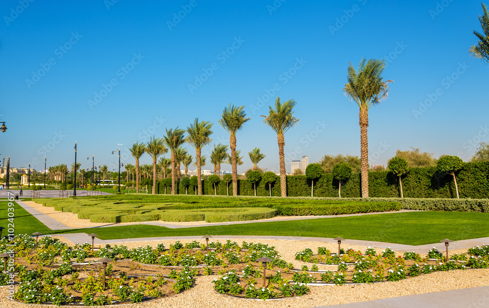 Obraz premium Garden near Zabeel Palace in Dubai, UAE