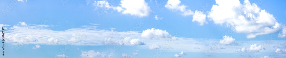 Naklejka premium Panorama błękitne niebo z chmurami