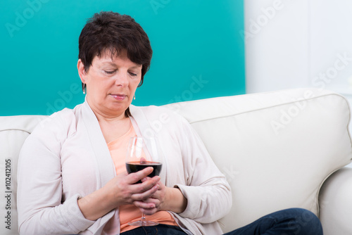 Konstfotografi deprimierte frau trinkt wein