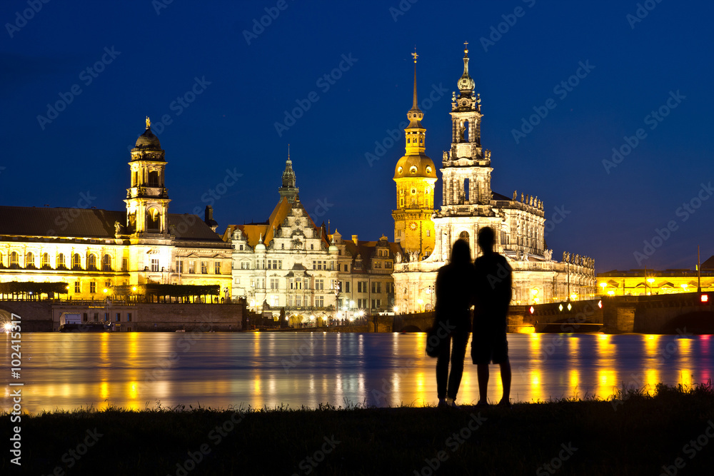 Fototapeta premium Hochwasser, Dresden mit Menschen