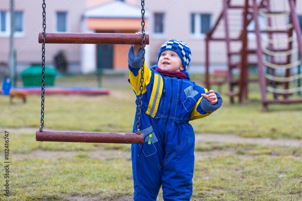 Obraz premium Little boy playing outdoor on city playground