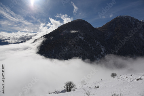 montagne innevate nebbia vallata inverno neve nevicata