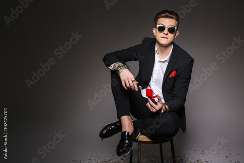 Tablou pe pânză Man holding box with a proposal ring