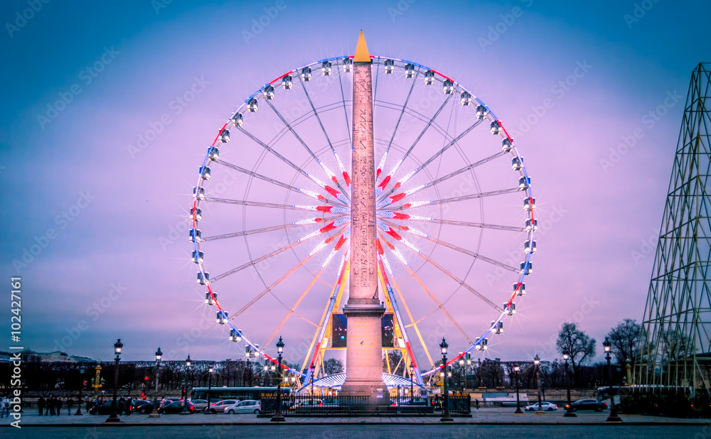 What a beautiful scene in Paris when in Concorde place the Obelisk is aligned with the wheel and allow tourist to have a nice journey in France