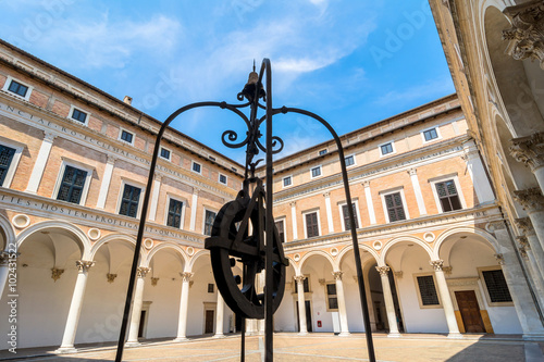 Konstfotografi Ducal Palace courtyard in Urbino, Italy