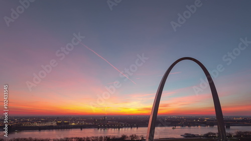 4K Time lapse St Louis Gateway Arch tilt shot
