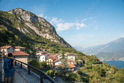Blick über Pregasina im Hintergrund der Gardasee und der Berg Brione bei Riva