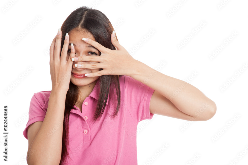 Fototapeta premium Beautiful Asian girl peeking through fingers