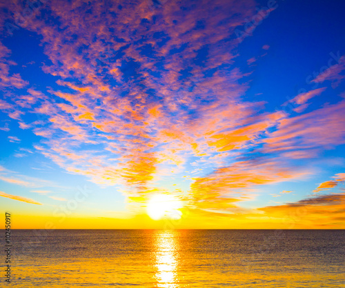 Fototapeta Naklejka Na Ścianę i Meble -  Beautiful sunset over the ocean