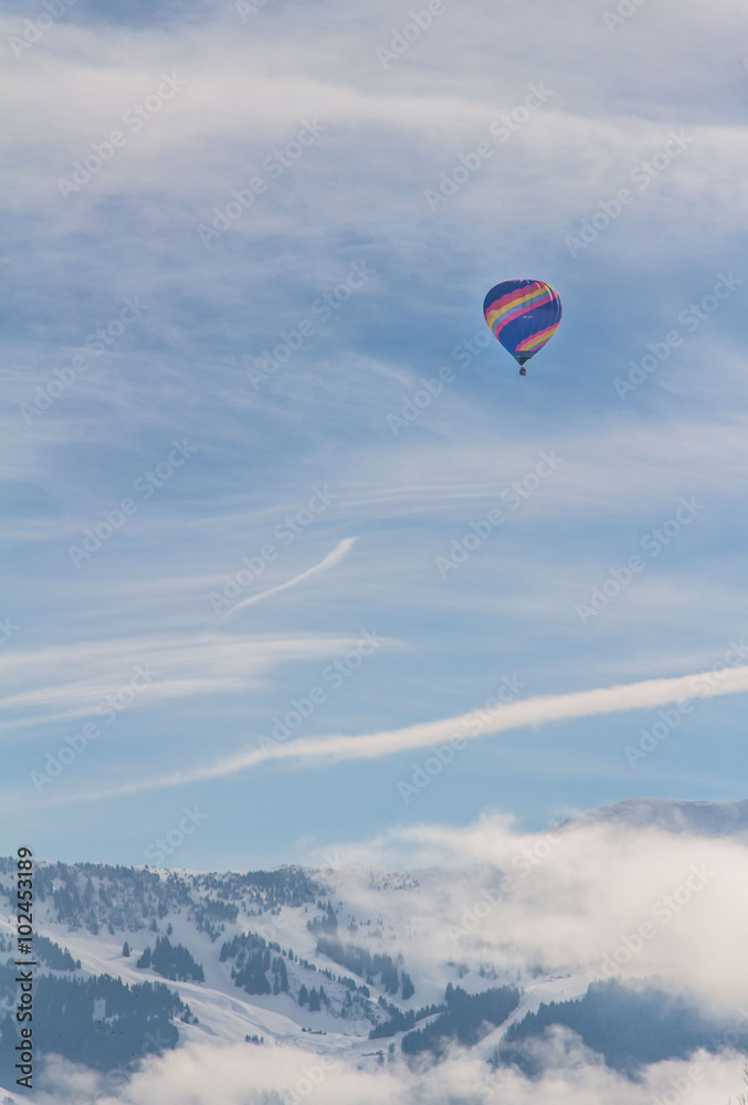 Heißluftballon am Himmel, Ferne Heißluftballon am Himmel, Ferne