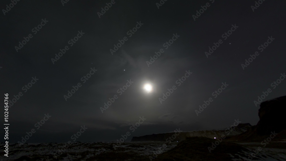 4K timelapse halo around the moon
4K timelapse halo around the moon
