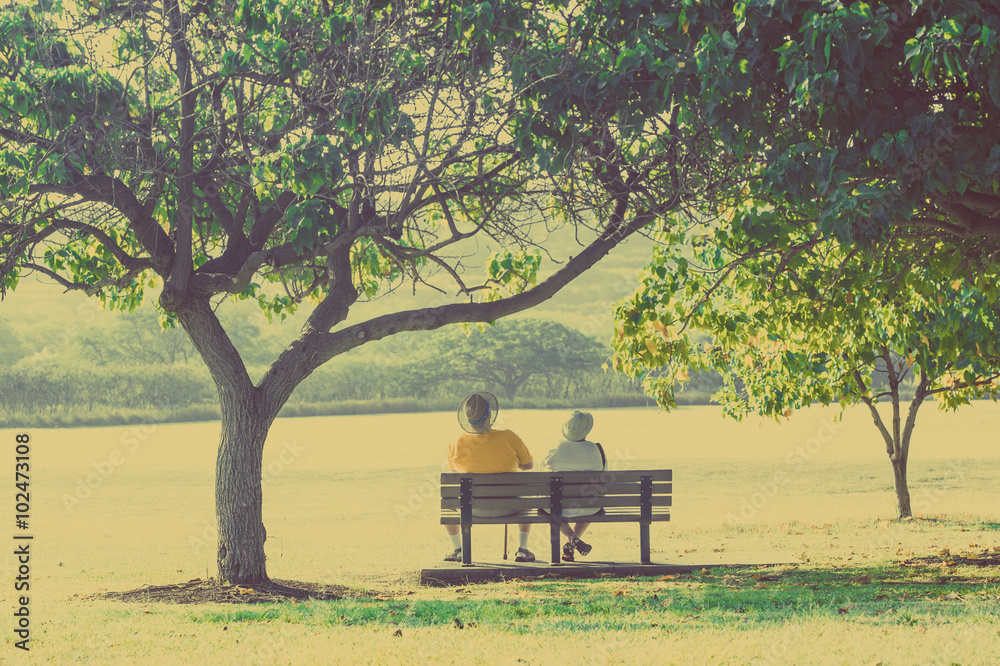 公園のベンチに座っている老夫婦