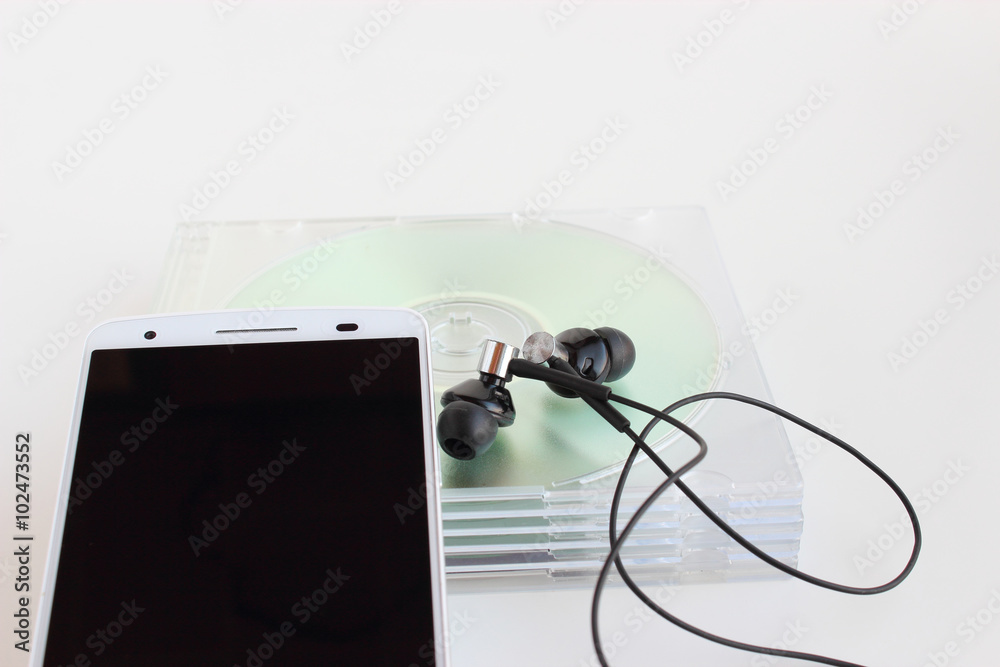 スマートフォンとCDとイヤフォン スマートフォンとCDとイヤフォン