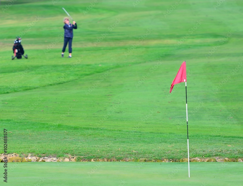 Obraz premium Red flag on golf field