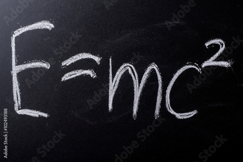 Fototapeta kuchenna E equals mc squared on chalkboard