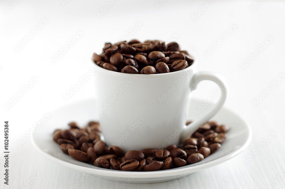 kaffeebohnen in einer tasse kaffeebohnen in einer tasse
