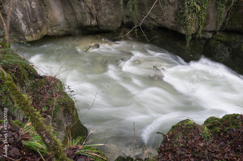 Fluss in der Schlucht Langzeitbelichtung photo