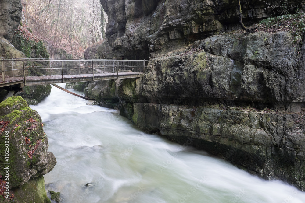 Flussmit Brücke Langzeitbelichtung