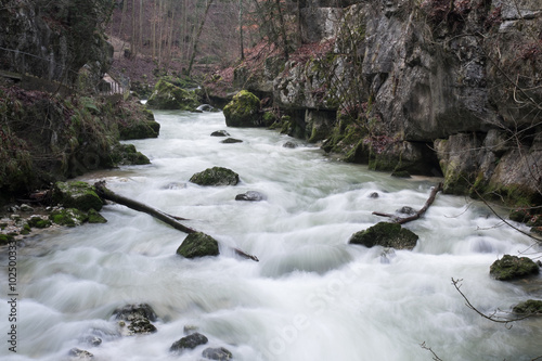 Breiter Fluss in der Schlucht photo