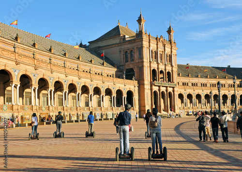 Turistas en la Plaza de España de Sevilla, España, sur de Europa