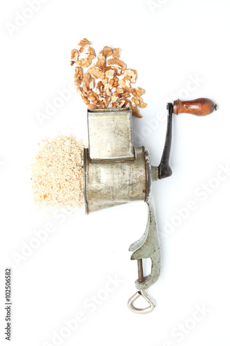 Hand grinder for nuts