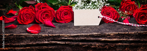 Grußkarte, rote Rosen auf Holz