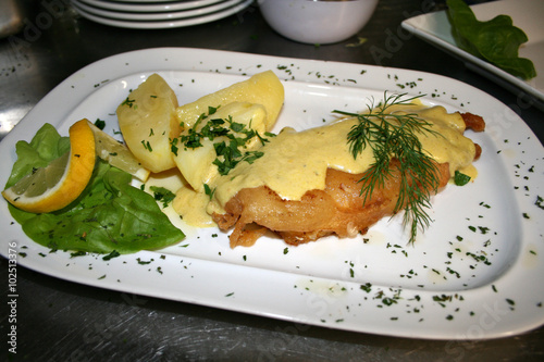 organisch lifestyle rotbarschfilet zander bierteig senfsoße petersilienkartoffeln gastronomie photo