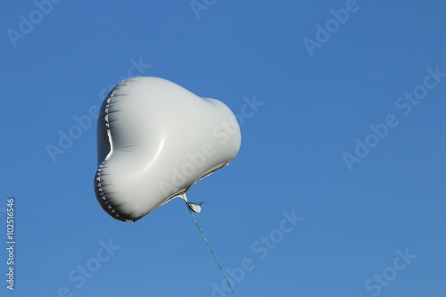 Luftballon am blauen Himmel photo