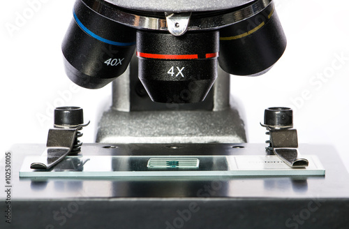 Vetrino su piatto di un microscopio photo