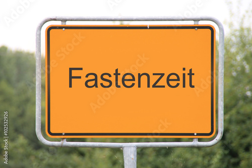 Ein Schild Fastenzeit