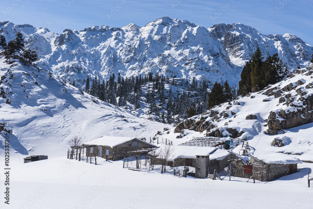 Fototapeta premium dağların zirvesinde dağ evleri