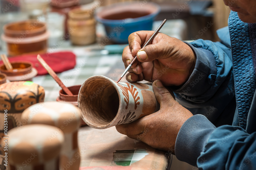 Peruvian Artisan painting a typical peruvian vase - obrazy, fototapety, plakaty 