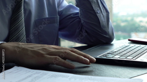 Bored businessman tapping desk with fingers in office, 4K
