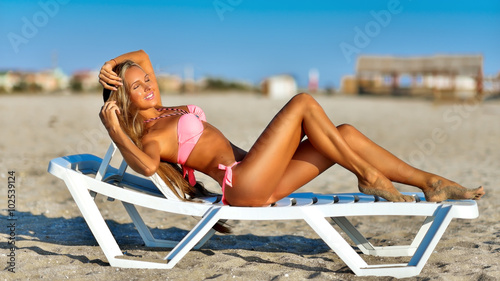 Foto the beautiful sexy woman in bikini resting on a beach