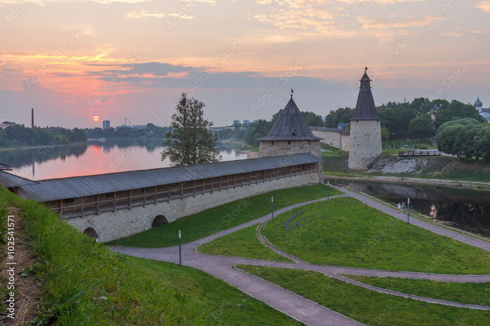 Obraz premium Pskov. View of the Curtain wall, Flat, Tall towers, the river Velikaya on a background of a summer sunset