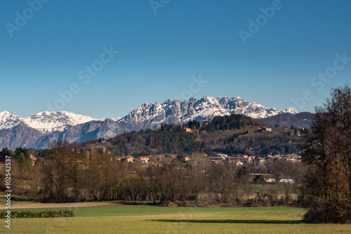 Panorama con paesi della Brianza e sullo sfondo il monte Resegone in una giornata invernale