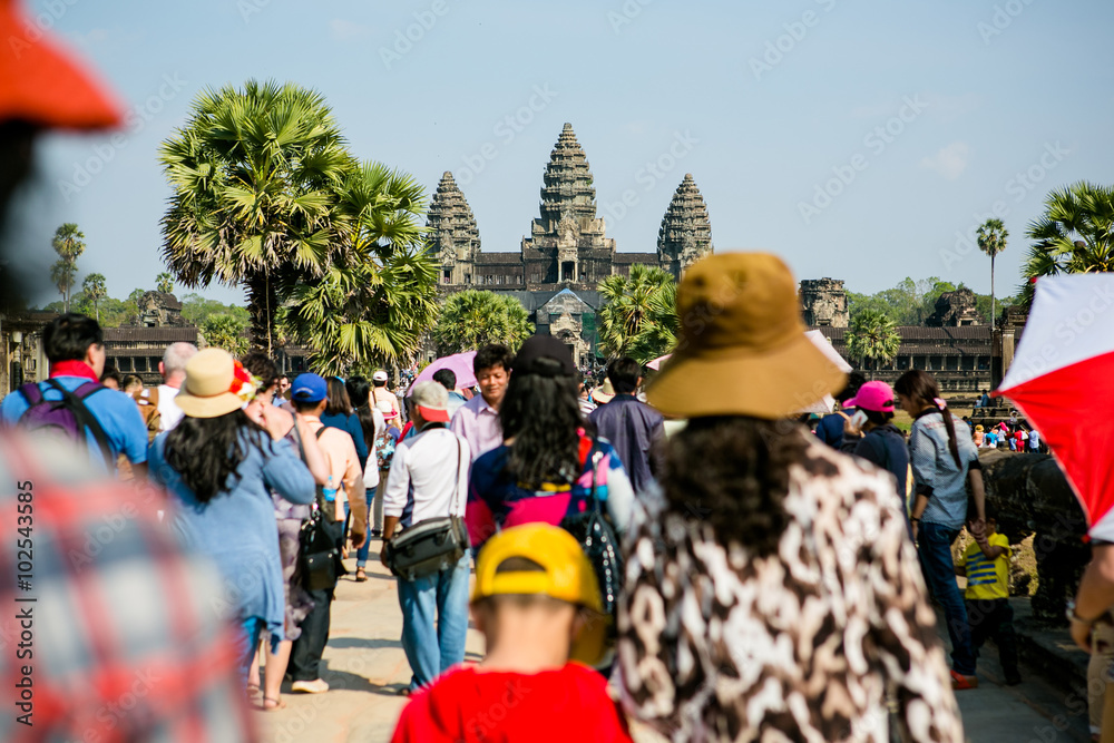 Obraz premium Crowds of people at Angkor Wat, foreground out of focus with Angkor Wat in focus