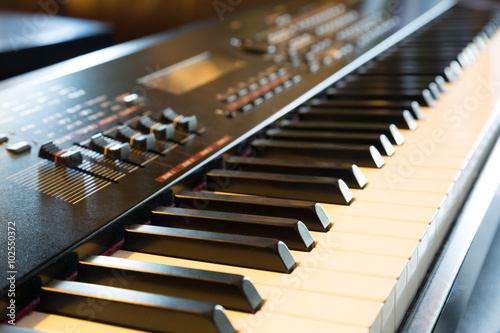 Electronic musical keyboard synthesizer