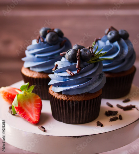 Appetizing cupcakes with blueberries